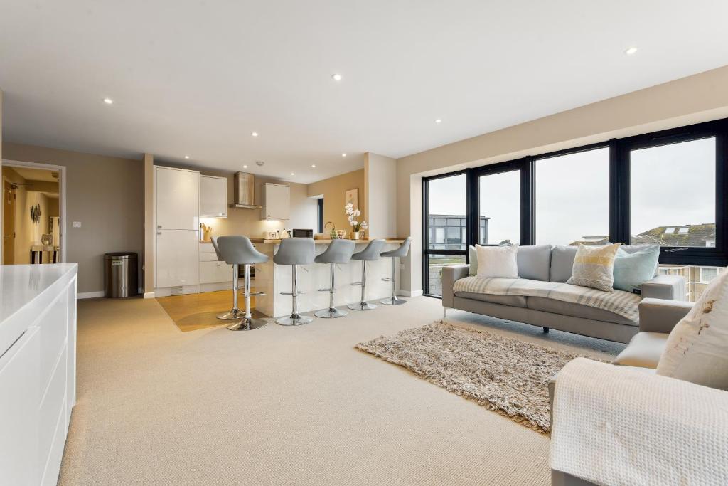 uma cozinha e sala de estar com um sofá e um bar em Westcliff Penthouse with Sea Views and Balcony em Bournemouth