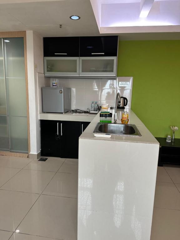 Kuchyň nebo kuchyňský kout v ubytování De Viana Apartment Homestay Wakaf Che Yeh