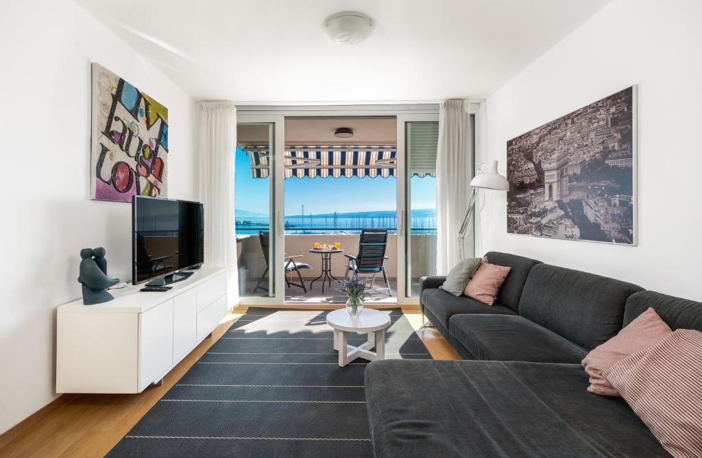 - un salon avec un canapé et une télévision dans l'établissement Luxury residence Adriatic Pearl, à Split