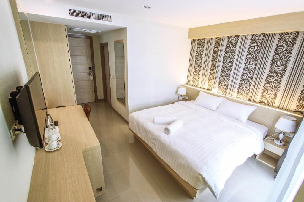 Postel nebo postele na pokoji v ubytování Ocean and Ole Patong Hotel