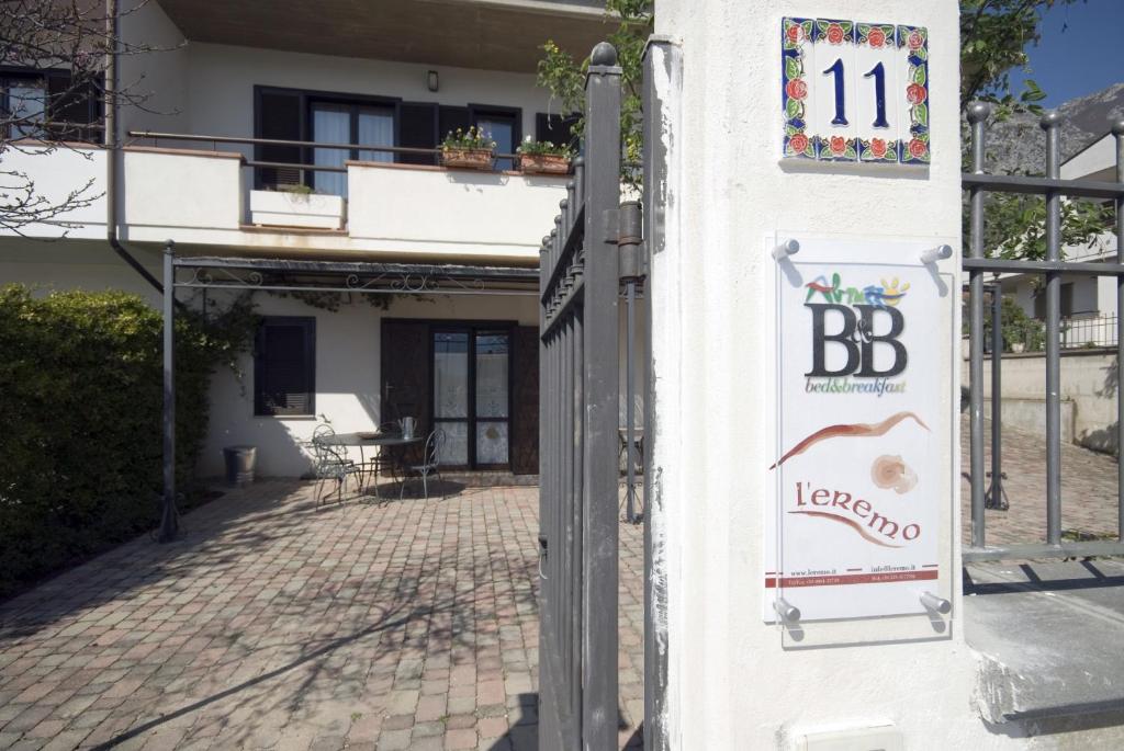 Un edificio bianco con un cartello che dice bicheno di B&B L' Eremo a Sulmona