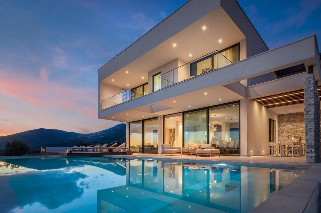 une maison avec une piscine au crépuscule dans l'établissement Luxury Villa Bay of Split with Pool, à Kaštel Stari