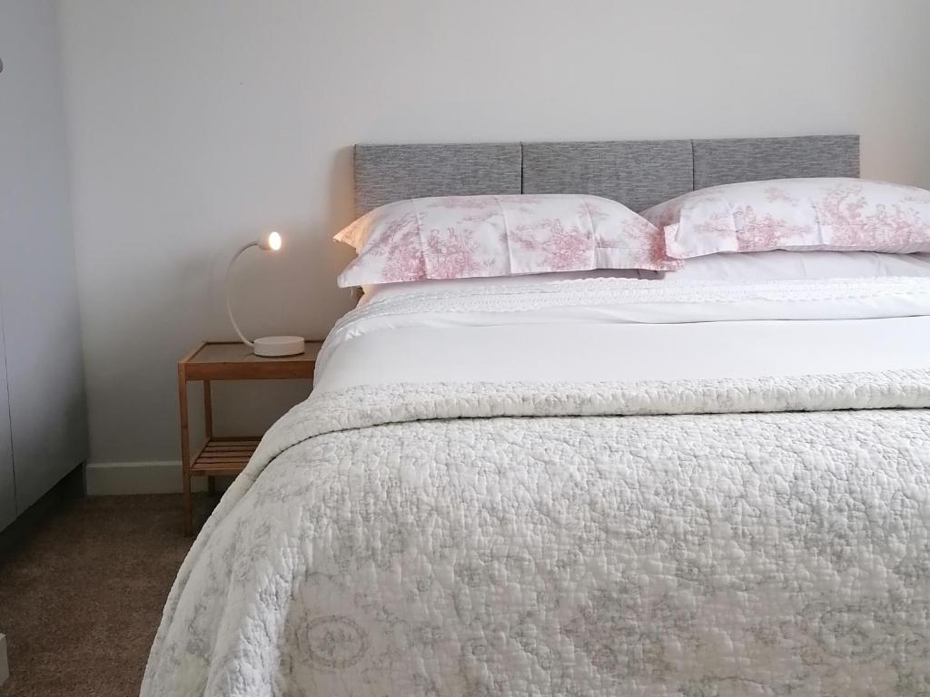 En eller flere senge i et værelse på Castlebar 3 bedroom house