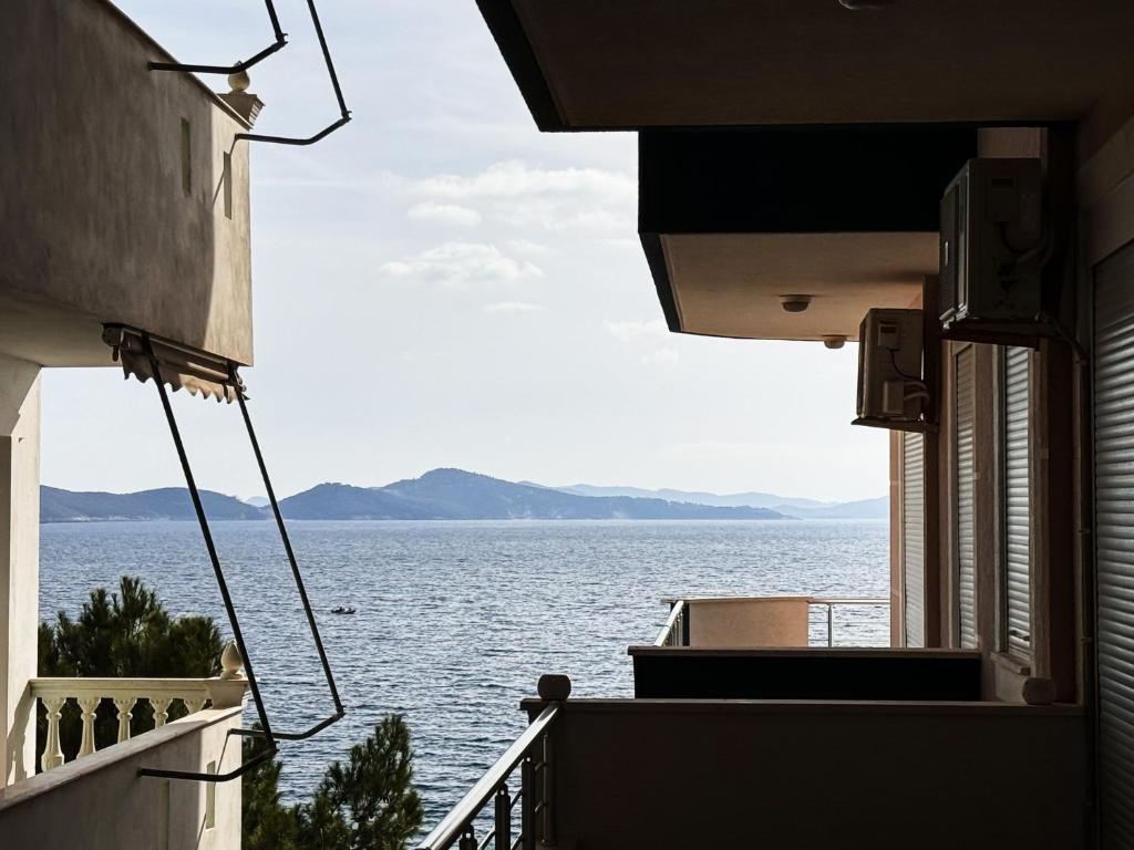 vistas al agua desde el balcón de una casa en Apartment Anna, en Sarandë