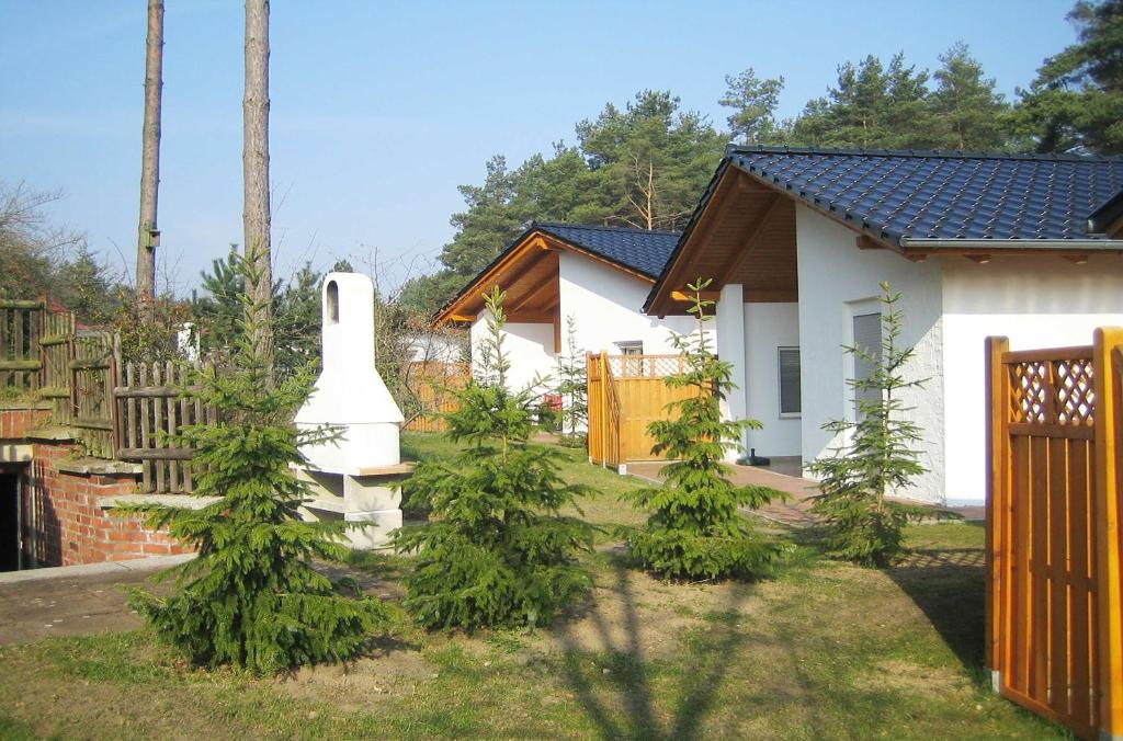 ein Haus mit einem Holztor und einem Zaun in der Unterkunft MöwenKieker mit Terrasse im Ferienpark Silz in Silz