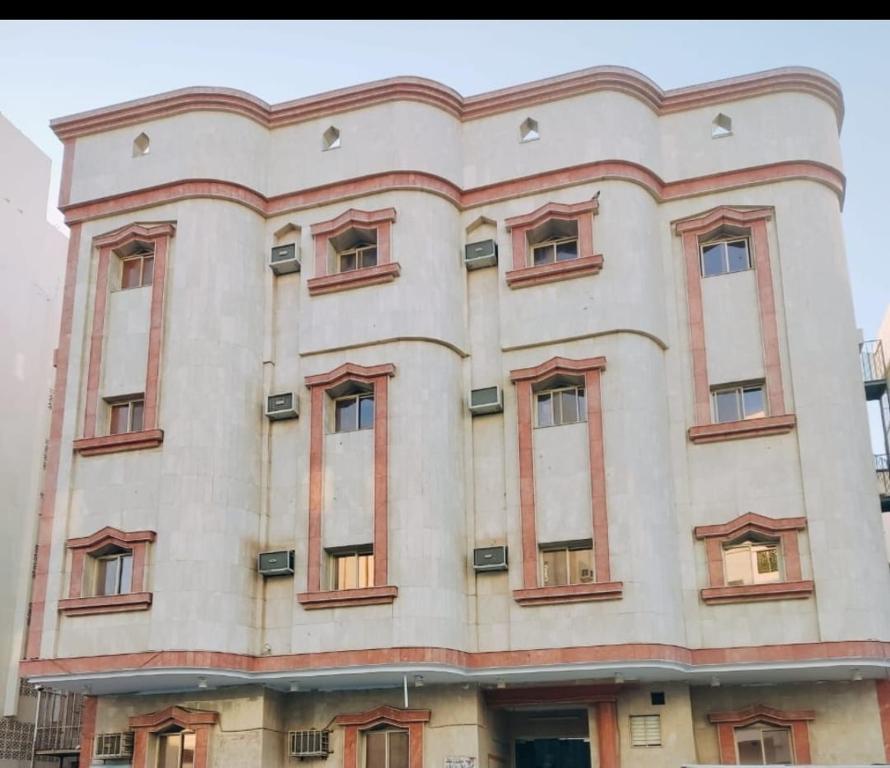 un gran edificio blanco con muchas ventanas en نسائم العنبرية en Medina