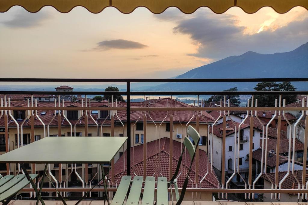 uma varanda com uma raquete de ténis, uma mesa e cadeiras em Mamma Ciccia - Amoro apt with beautiful terrace em Galbiate