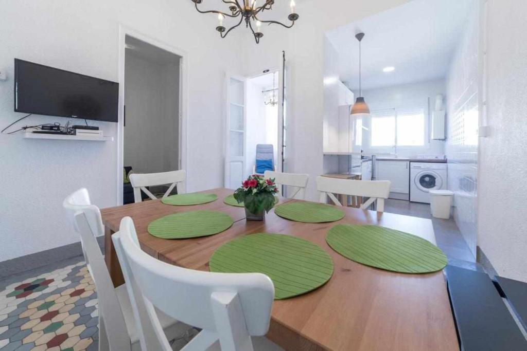 a dining room with a table with green mats on it at Piso Visitacion in Valencia