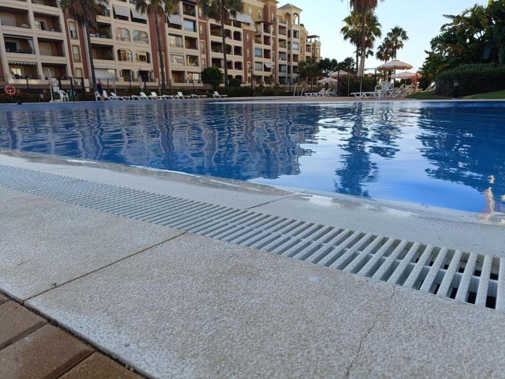 une piscine vide en face d'un bâtiment dans l'établissement Primera línea de playa en Canela Park, à Isla Canela