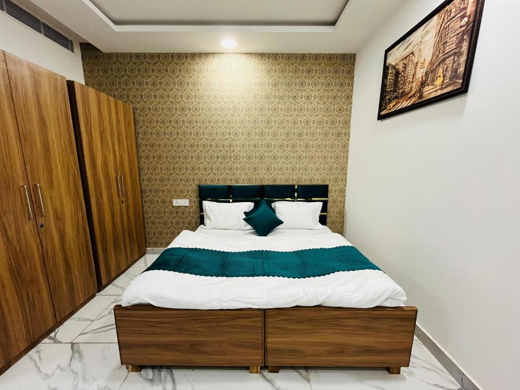 1 dormitorio con 1 cama grande en una habitación en HAPPY HABITAT GUEST HOUSE, en Greater Noida