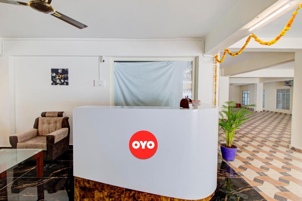 a living room with a table and a couch at Super OYO Flagship 81926 Hotel MN Stays in Vijayawāda