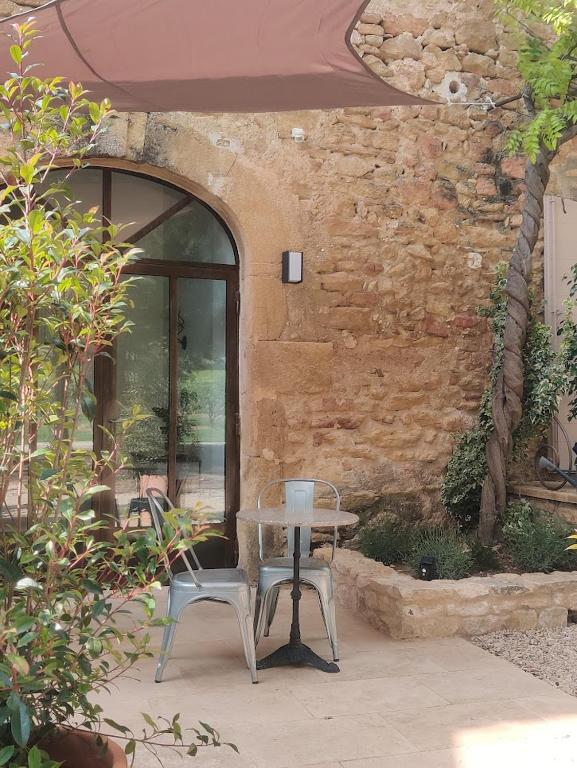 Patio o area all'aperto di Charme et authenticité dans une ferme.