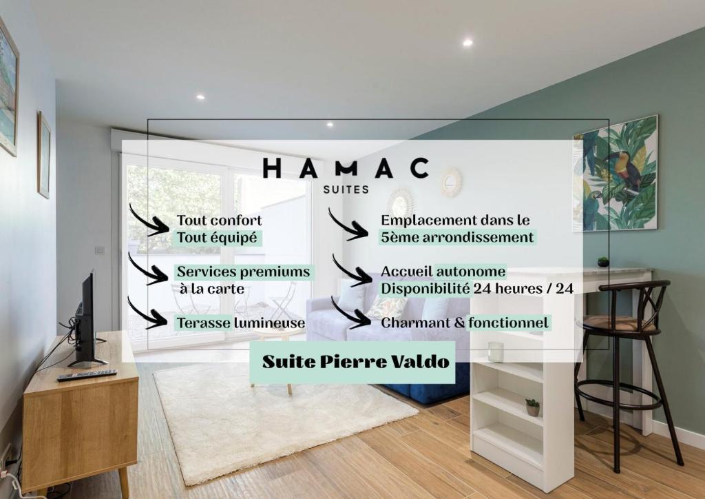 ein Wohnzimmer mit einer Wand mit den Worten Hanoa in der Unterkunft Hamac Suites - Le Valdo - 2 pers in Lyon