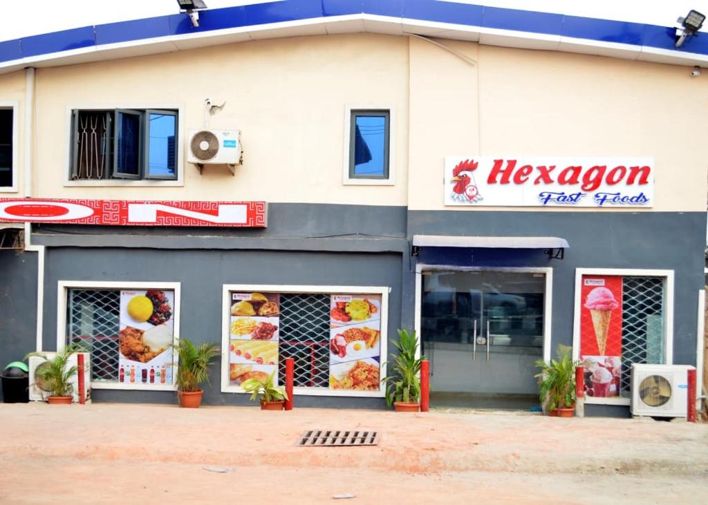 un restaurante de comida rápida kexan con las puertas abiertas en Hexagon Hotel, en Asi