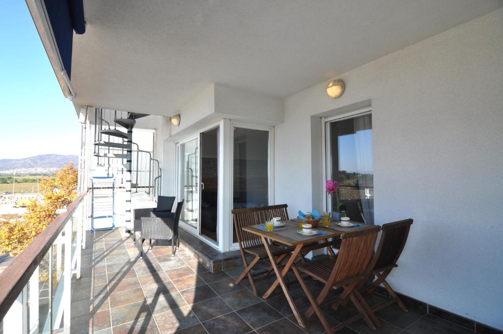 een patio met een tafel en stoelen op een balkon bij RNET - 402 - Porto Marina - Roses Costa Brava in Roses