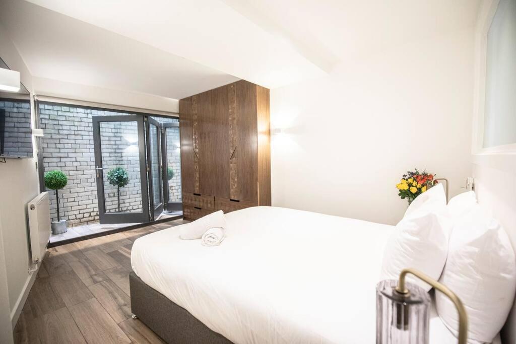 Postel nebo postele na pokoji v ubytování City SuperHost: Luxury Deansgate Townhouse