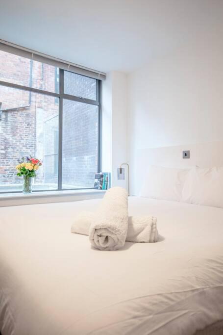 Postel nebo postele na pokoji v ubytování City SuperHost: Luxury Deansgate Townhouse