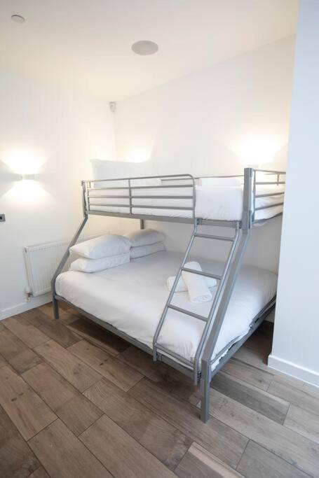 Postel nebo postele na pokoji v ubytování City SuperHost: Luxury Deansgate Townhouse
