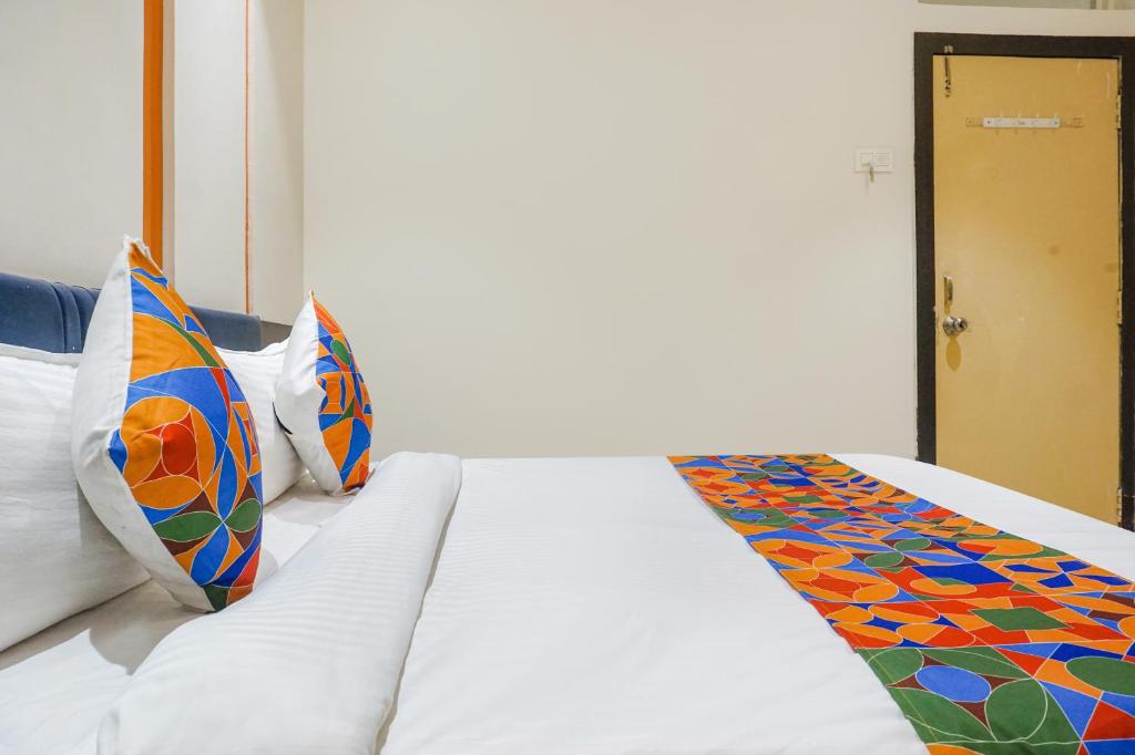 Postel nebo postele na pokoji v ubytování FabHotel Tulsi Park - Nr Sai Baba Temple