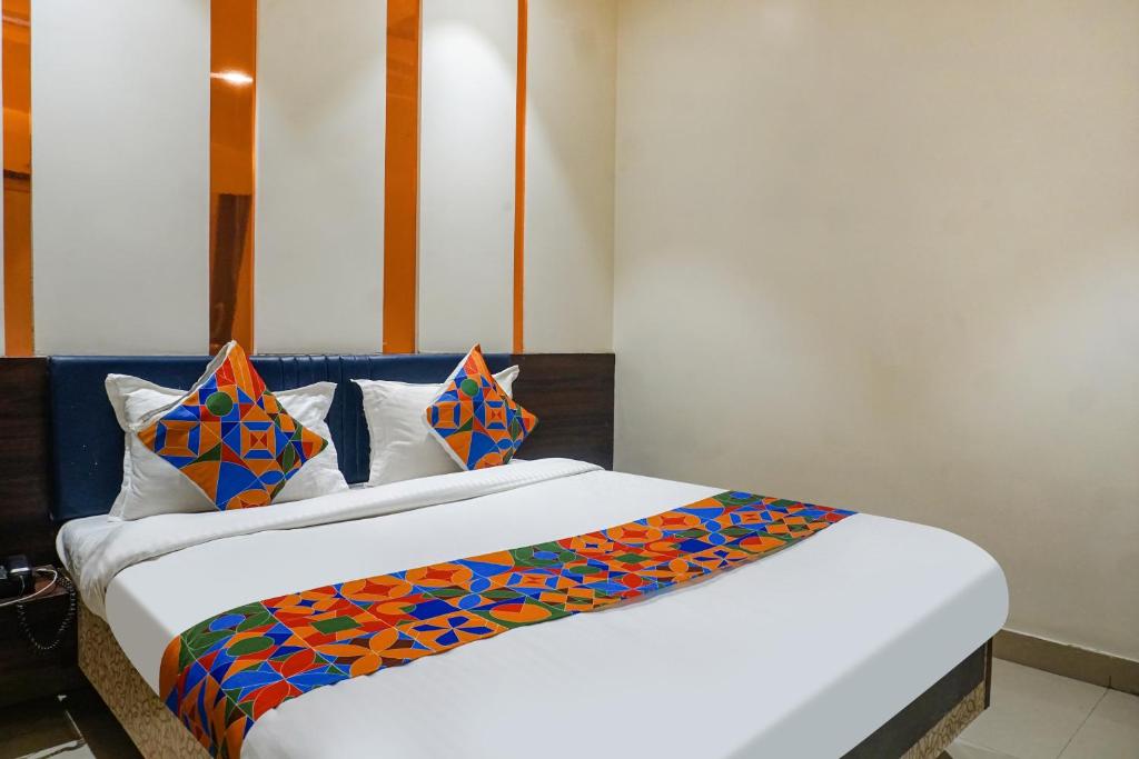 Postel nebo postele na pokoji v ubytování FabHotel Tulsi Park - Nr Sai Baba Temple