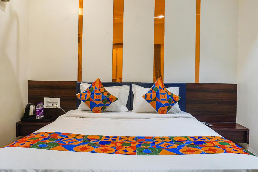Postel nebo postele na pokoji v ubytování FabHotel Tulsi Park - Nr Sai Baba Temple