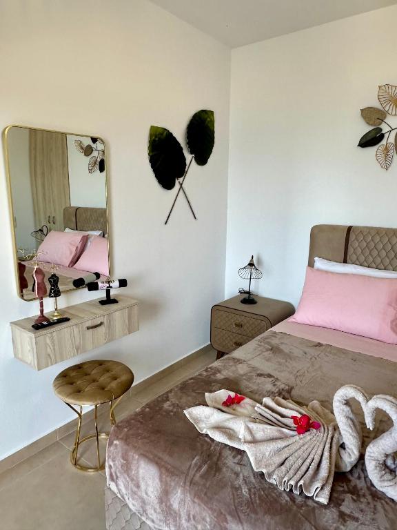 Кровать или кровати в номере Anemos Villa Stegna