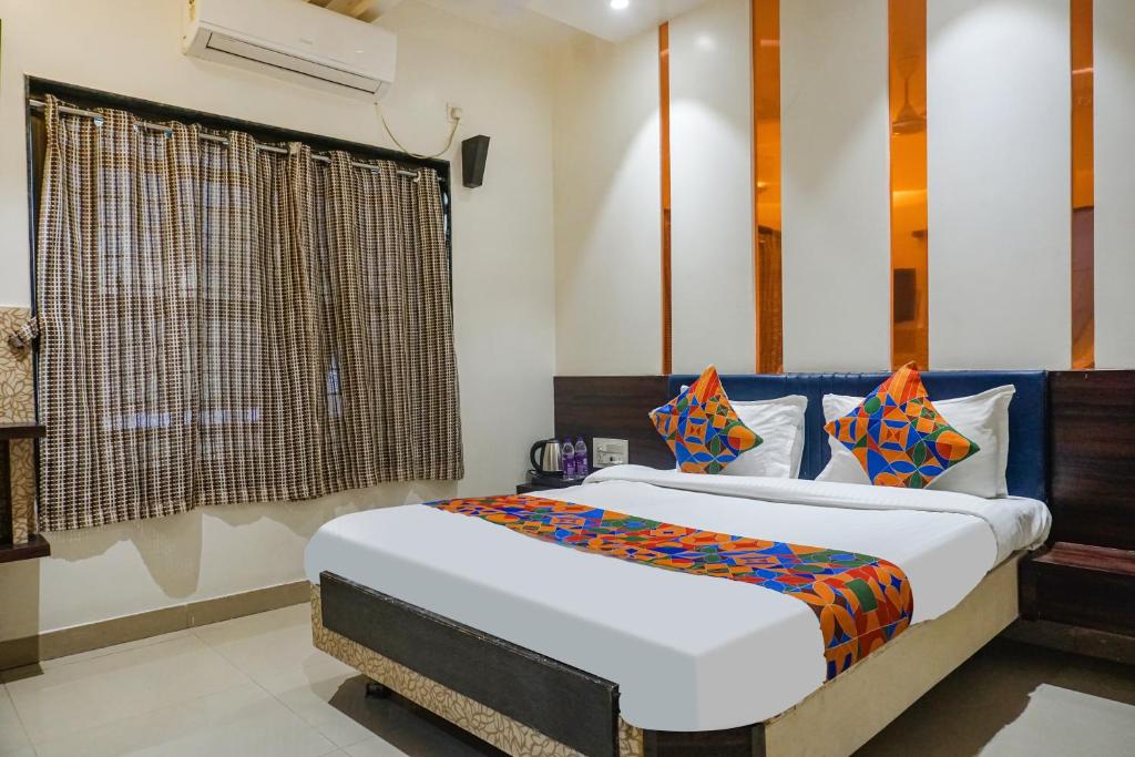 Postel nebo postele na pokoji v ubytování FabHotel Tulsi Park - Nr Sai Baba Temple