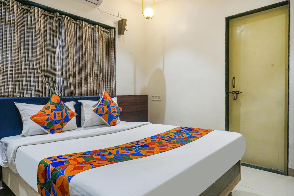Postel nebo postele na pokoji v ubytování FabHotel Tulsi Park - Nr Sai Baba Temple
