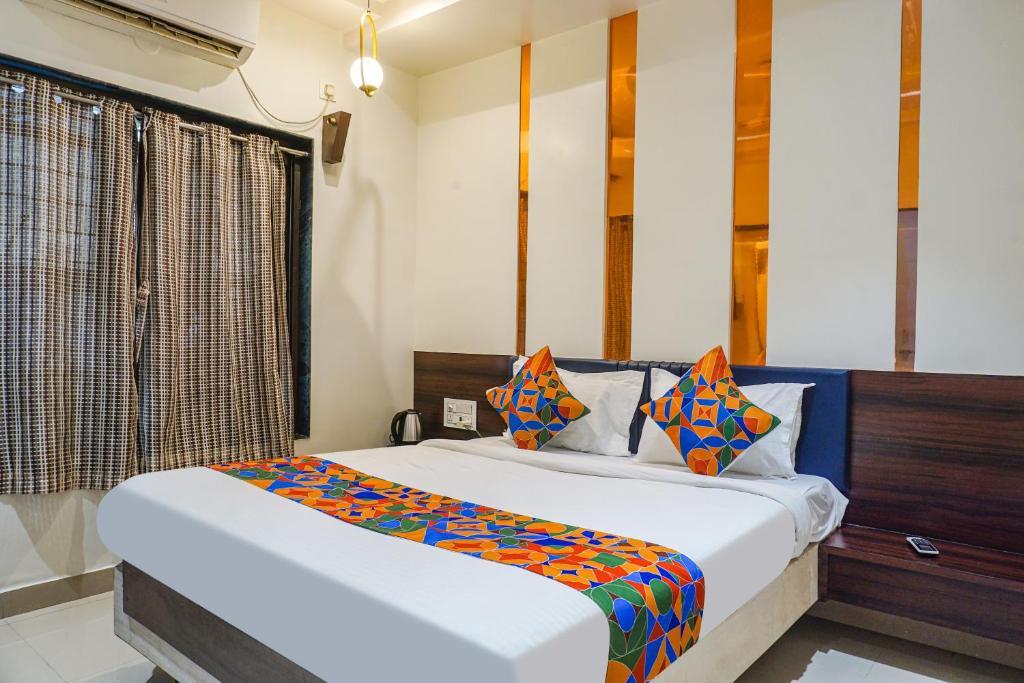 Postel nebo postele na pokoji v ubytování FabHotel Tulsi Park - Nr Sai Baba Temple
