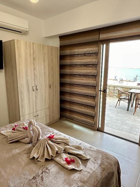 Кровать или кровати в номере Anemos Villa Stegna