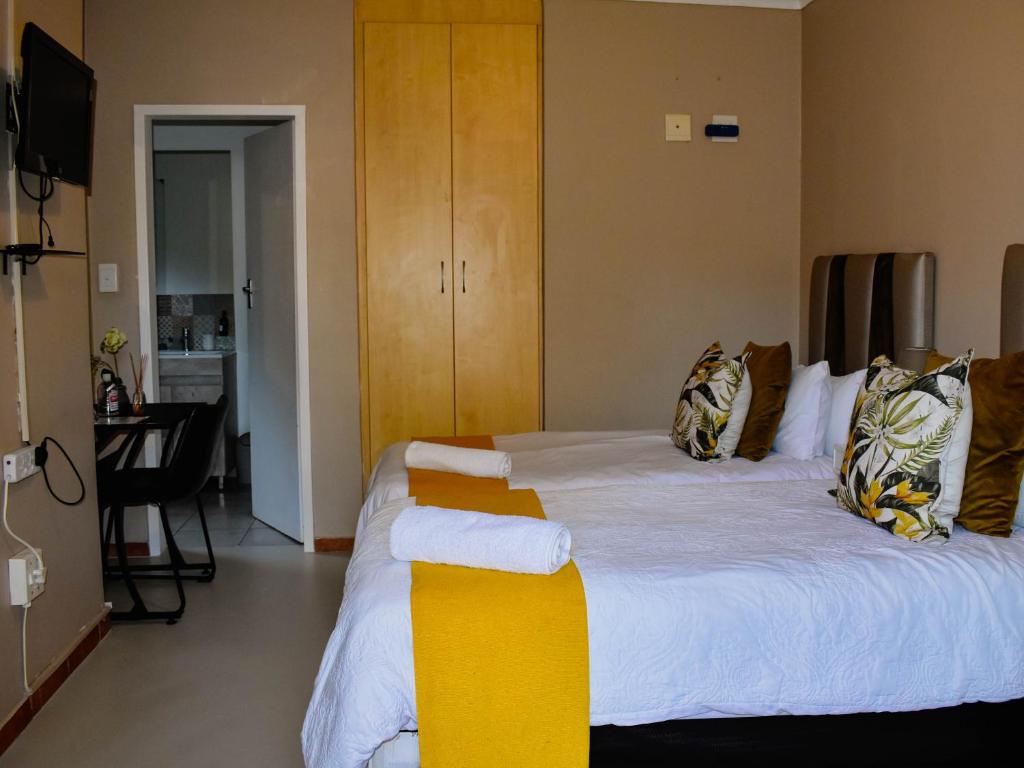 Postel nebo postele na pokoji v ubytování Serene Guest Manor