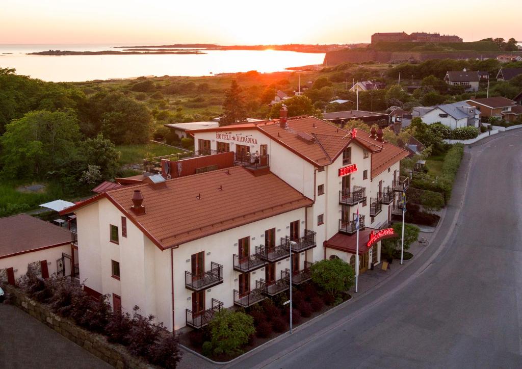 瓦爾貝里的住宿－Hotell Havanna，建筑的空中景观,背景是日落