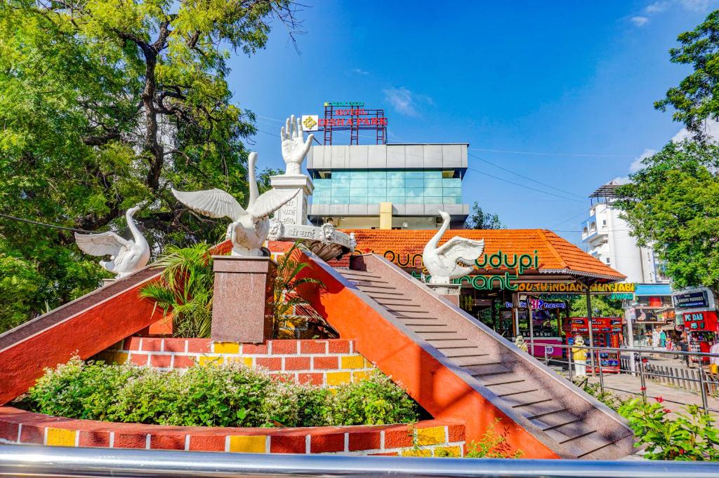 une statue d'oiseaux sur un escalier dans une ville dans l'établissement FabHotel Tulsi Park, à Shirdi