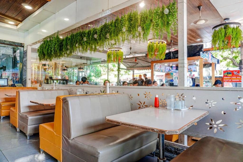Restaurace v ubytování FabHotel Tulsi Park - Nr Sai Baba Temple