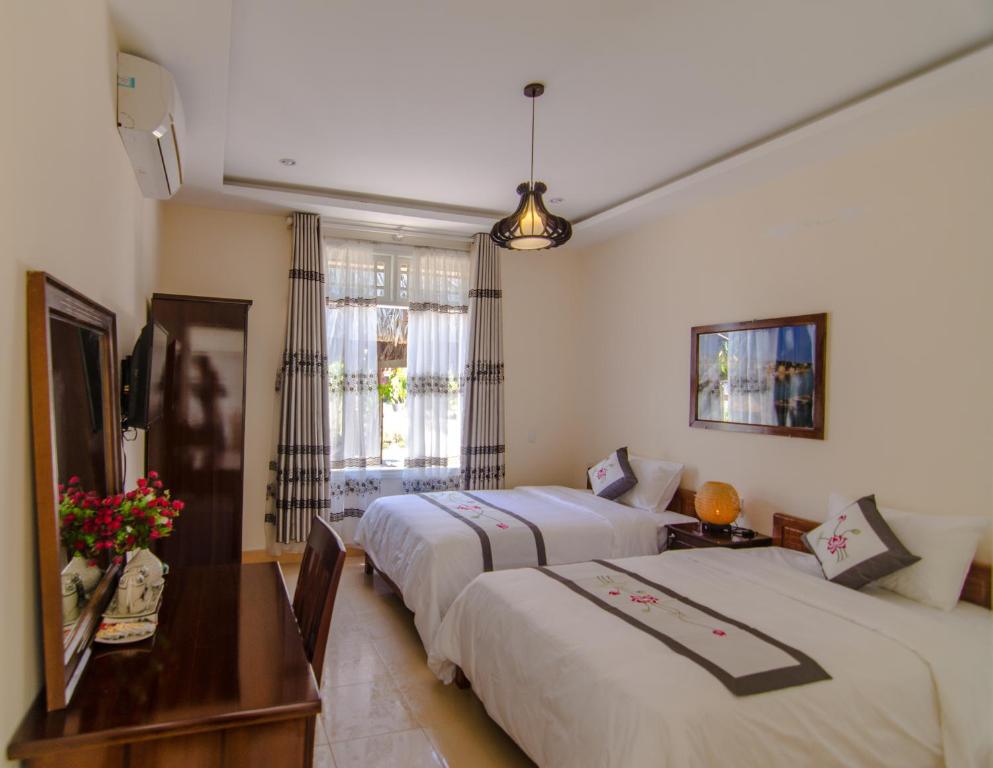 Postel nebo postele na pokoji v ubytování The Moon River Homestay & Villa