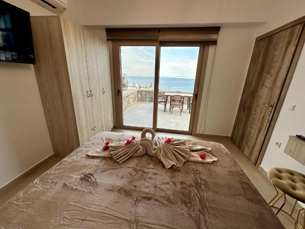 Кровать или кровати в номере Anemos Villa Stegna