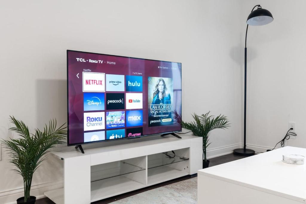TV en un puesto blanco en la sala de estar en Corporate Housing by MGM en Whitestown