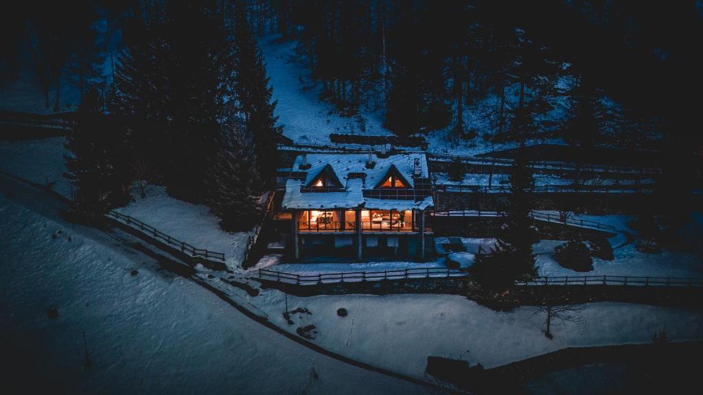 uma vista aérea de uma casa na neve à noite em Chalet Snostorm em Crépin