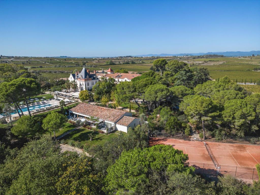 Vue aérienne d'une maison dans une forêt dans l'établissement Château St Pierre de Serjac, à Puissalicon