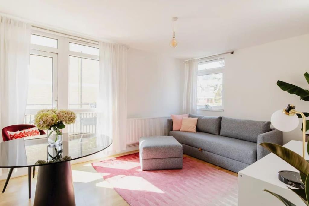 uma sala de estar com um sofá e uma mesa de vidro em Central London Stylish Flat with Terrace em Londres