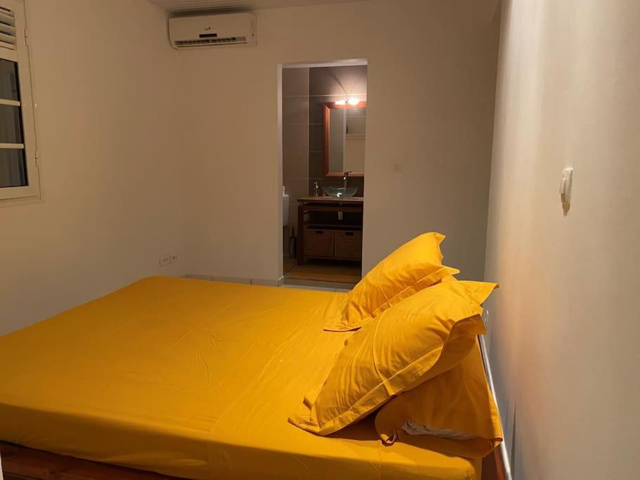 Postel nebo postele na pokoji v ubytování Les terrasses de Maëlle - Jolie villa F4 vue mer