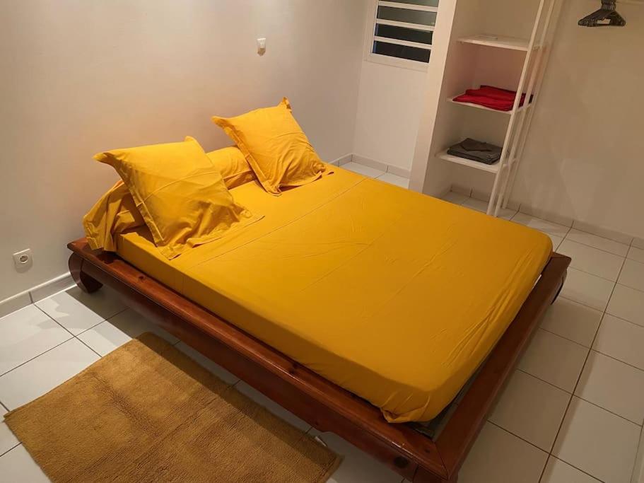 Postel nebo postele na pokoji v ubytování Les terrasses de Maëlle - Jolie villa F4 vue mer