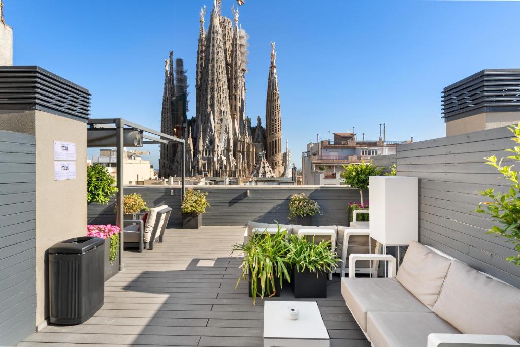 um pátio no último piso com vista para uma catedral em Sensation Sagrada Familia em Barcelona