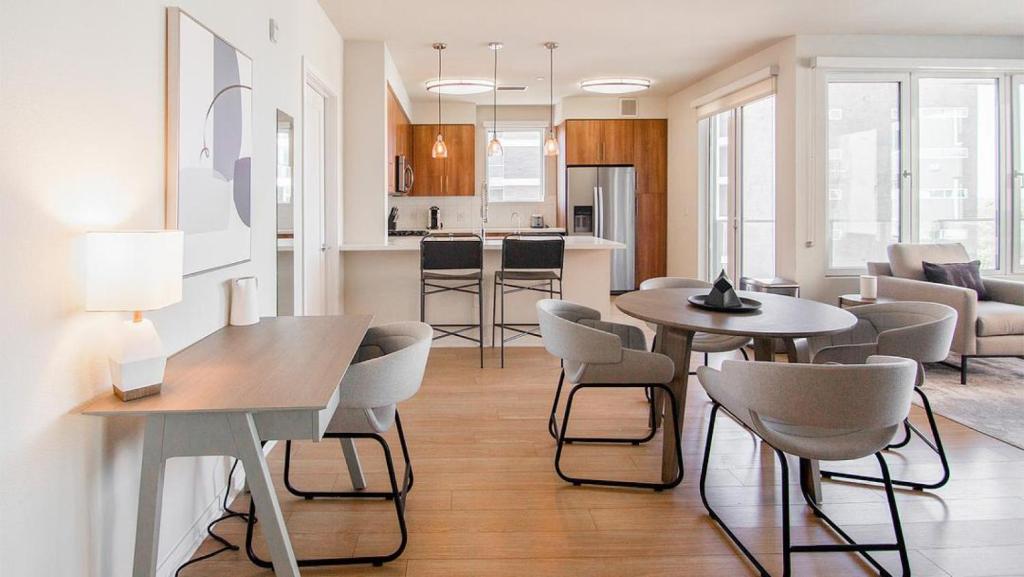 Il comprend une cuisine et un salon avec des tables et des chaises. dans l'établissement Landing Modern Apartment with Amazing Amenities (ID2542X13), à San Diego