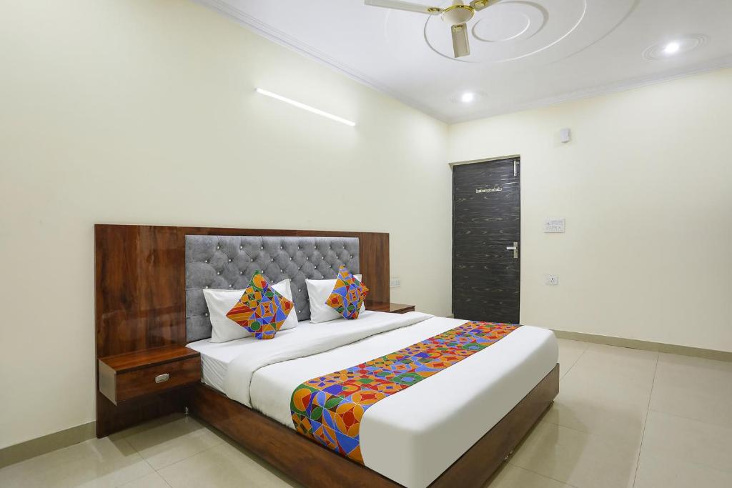 - une chambre avec un grand lit dans l'établissement FabExpress ASP Royal Residency Inn, à New Delhi