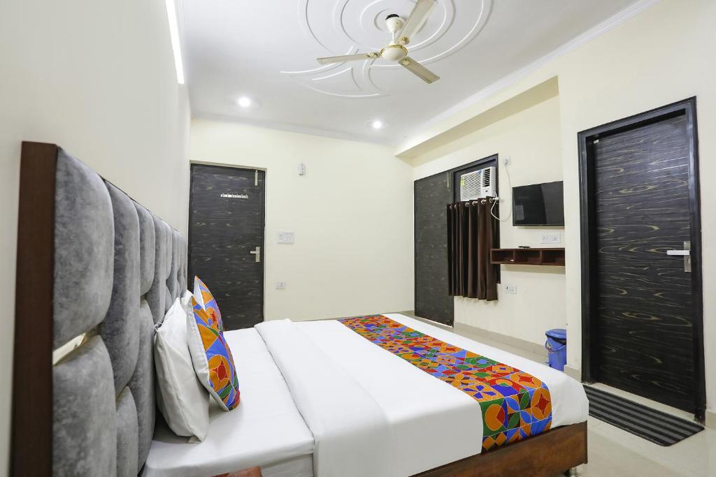 Postel nebo postele na pokoji v ubytování FabExpress ASP Royal Residency Inn- Janakpuri