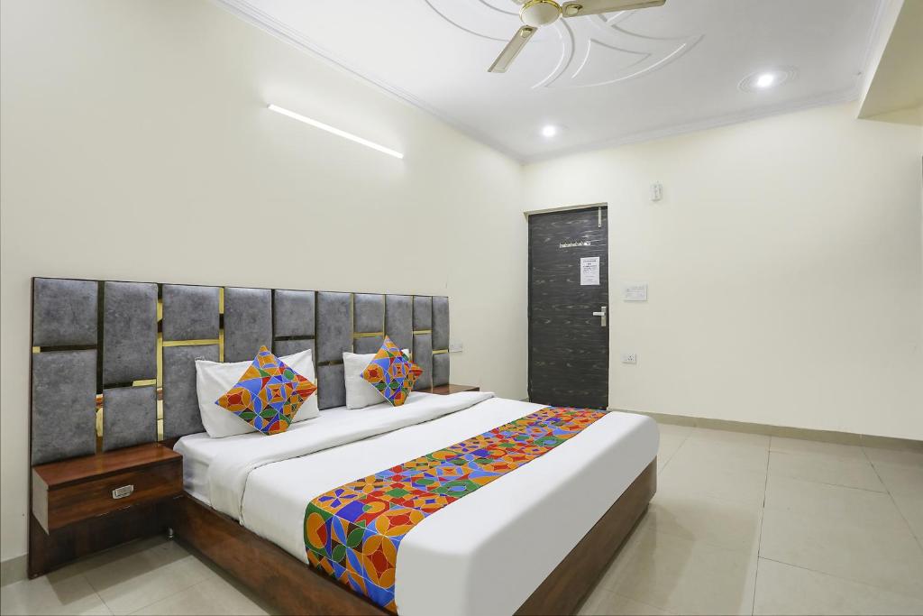 Postel nebo postele na pokoji v ubytování FabExpress ASP Royal Residency Inn- Janakpuri