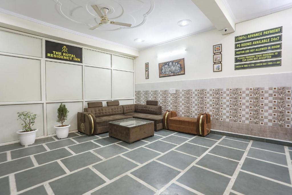 Posezení v ubytování FabExpress ASP Royal Residency Inn- Janakpuri