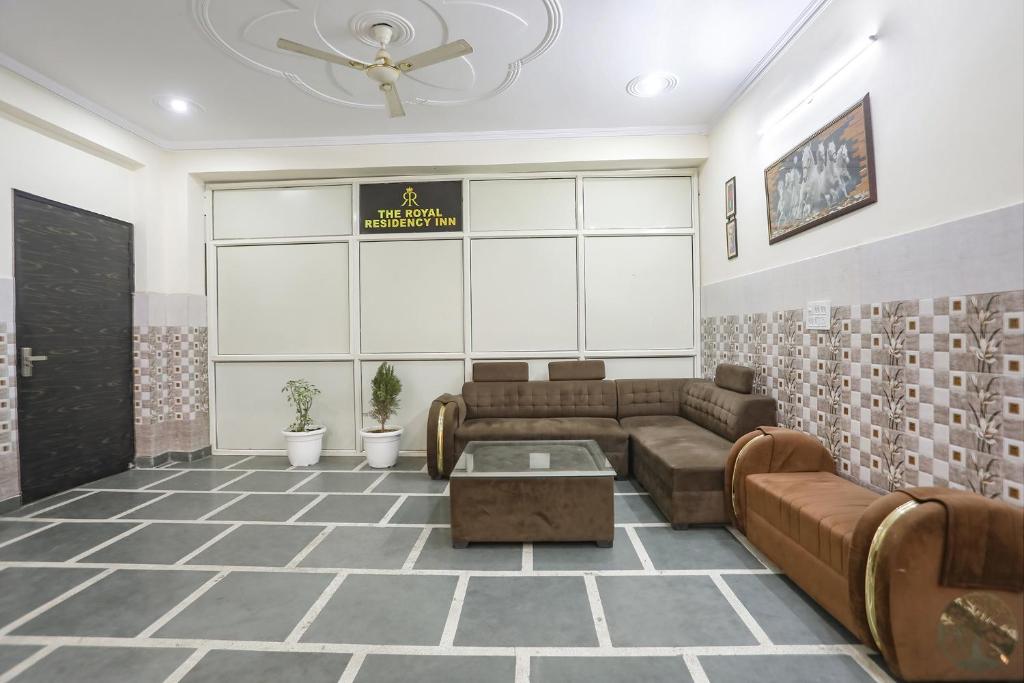 Posezení v ubytování FabExpress ASP Royal Residency Inn- Janakpuri