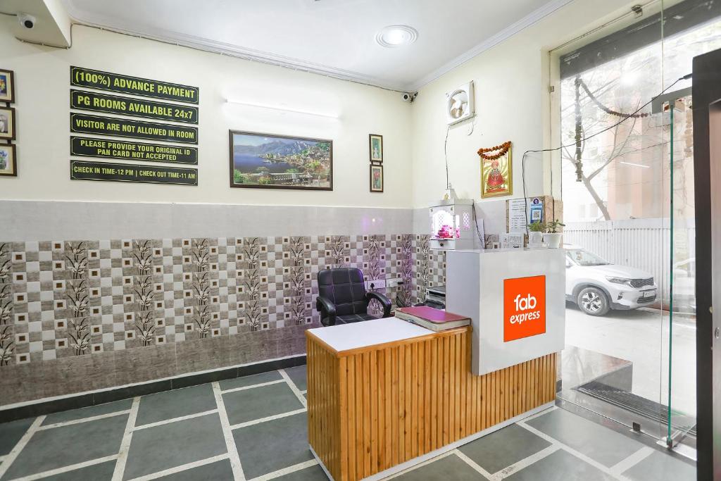 Kuchyň nebo kuchyňský kout v ubytování FabExpress ASP Royal Residency Inn- Janakpuri